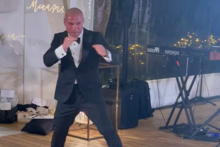 Μιχάλης Ζαμπίδης: Υπό τους ήχους του “Eye of the Tiger” η είσοδός του στην αίθουσα δεξίωσης μετά από το γάμο του