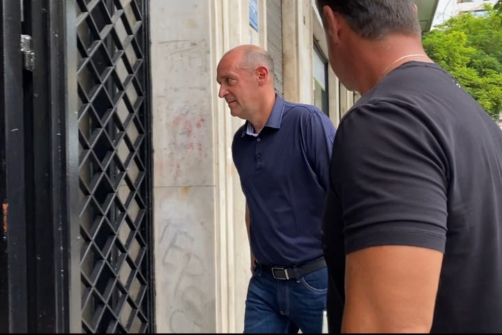 Ο Παναγιώτης Αγγελόπουλος στα γραφεία της Arcadia για την συνάντηση με τον Σλούκα