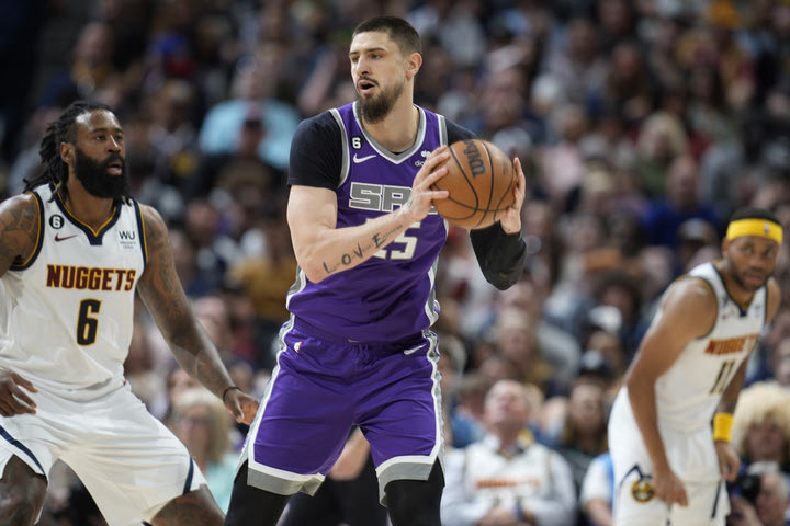 NBA, Κινγκς: Συμπαίκτης του Βεζένκοβ ο Λεν, ανανέωσε για ακόμα έναν χρόνο