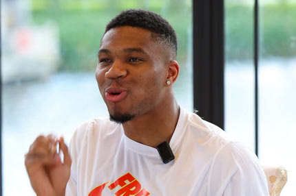 Ο Γιάννης Αντετοκούνμπο βρίσκεται στην Κίνα και απολαμβάνει την τοπική κουζίνα