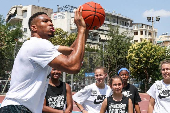 Ο Γιάννης Αντετοκούνμπο γύρισε στα Σεπόλια και έπαιξε μπάσκετ με μικρά παιδιά