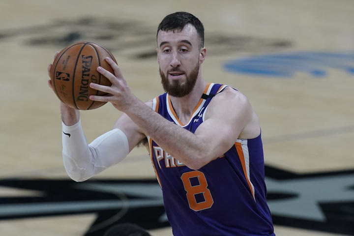 Ο NBAer Φρανκ Καμίνσκι ανάμεσα σε δύο ομάδες της EuroLeague