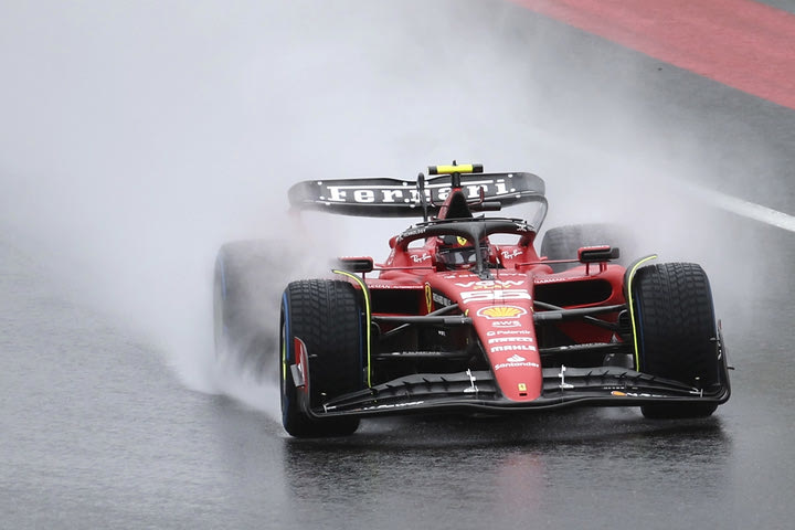 Formula 1: O Σάινθ εμπρός από τις McLaren στις βροχερές πρώτες δοκιμές του Σπα