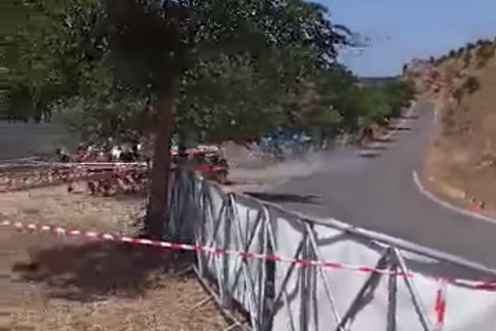 Σοβαρό ατύχημα σε ράλι στην Αρκαδία: Αγωνιστικό αυτοκίνητο έπεσε πάνω σε θεατές, τρεις οι τραυματίες
