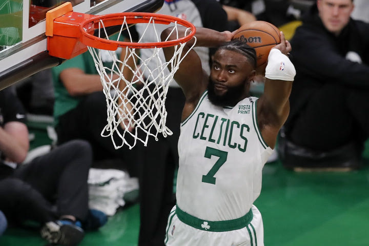 NBA: Οι Σέλτικς καρδιοχτύπησαν στο φινάλε, αλλά λύγισαν τους Τίμπεργουλβς στη Βοστώνη