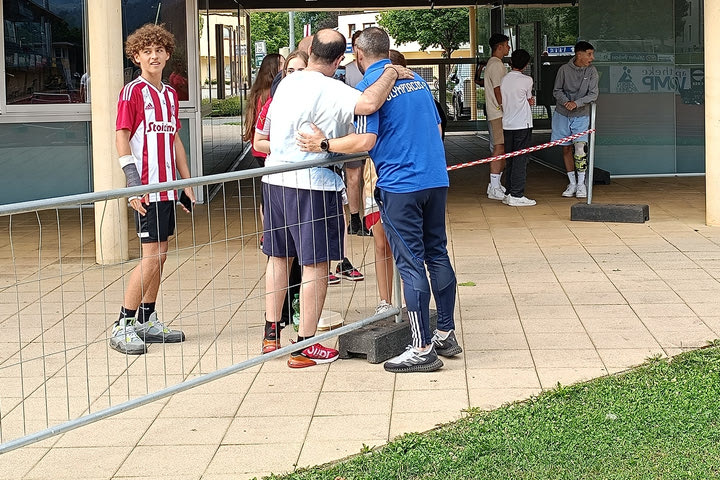 Ολυμπιακός: Ο Μαρτίνεθ υπέγραφε αυτόγραφα σε φίλους της ομάδας μετά το πρώτο φιλικό