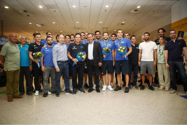 Το SPORT24 στην άφιξη της Εθνικής: Αποθέωση, συγκίνηση και υπόκλιση στους ασημένιους μάγκες του Βλάχου