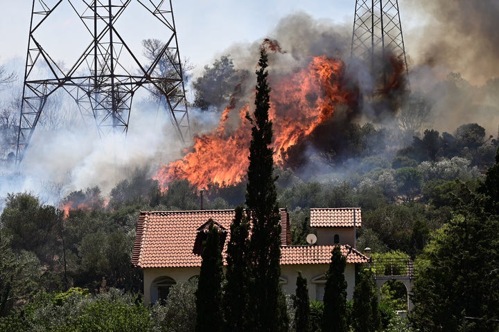 LIVE: Μεγάλη φωτιά σε Κουβαρά και Λουτράκι – Εκκενώνονται Λαγονήσι, Σαρωνίδα, Ανάβυσσος – Καίγονται σπίτια
