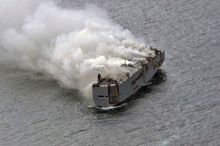 Φωτιά με ένα νεκρό σε φορτηγό πλοίο μεταφοράς αυτοκινήτων