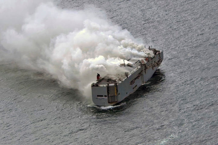 Φωτιά με ένα νεκρό σε φορτηγό πλοίο μεταφοράς αυτοκινήτων