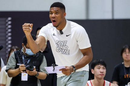 Ο Γιάννης Αντετοκούνμπο έκανε ξανά τον προπονητή στην Κίνα και το απόλαυσε