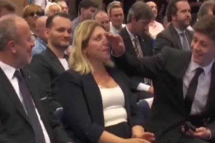 Ρεάλ Μαδρίτης: Η τρυφερή στιγμή που ο Γκιουλέρ σκουπίζει τα δάκρυα της μητέρας του κατά την παρουσίασής του