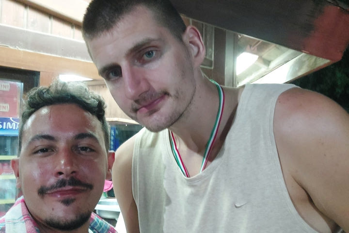Ο Γιόκιτς ήπιε μπύρα με οπαδό που τον πέτυχε σε ιππόδρομο στη Νάπολη