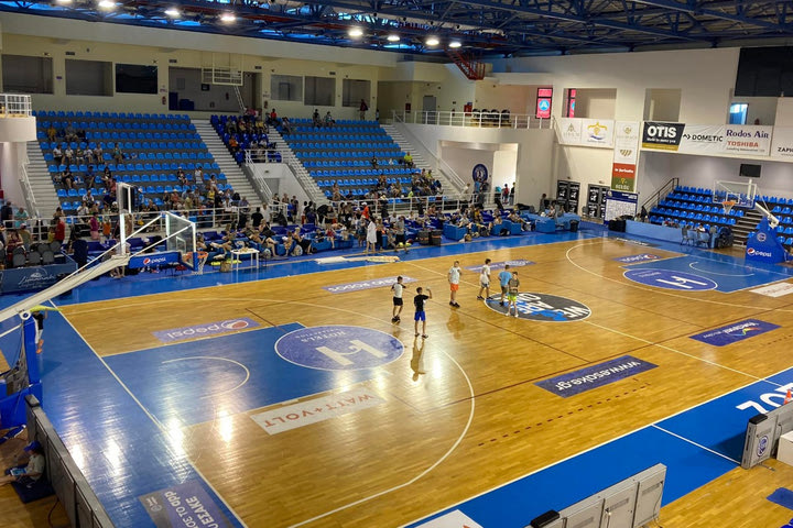 Φωτιά στη Ρόδο: Στο κλειστό γήπεδο μπάσκετ μεταφέρθηκαν οι τουρίστες εξαιτίας των πυρκαγιών