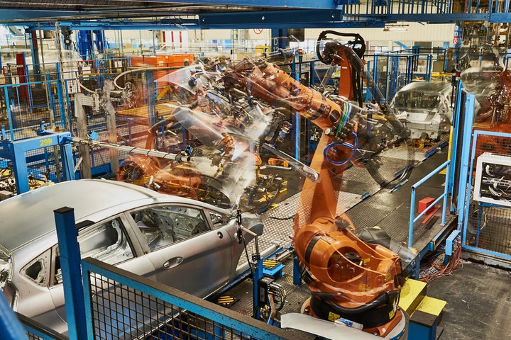 Η Ford στην Κολωνία φορτίζει ηλιακά