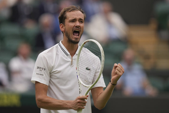 Wimbledon: Ο Μεντβέντεφ με ανατροπή νίκησε τον Γιούμπανκς και προκρίθηκε στα ημιτελικά