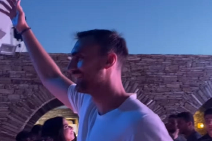 Η προσπάθεια του Μιλουτίνοβ να τραγουδήσει το “Σου μιλώ και κοκκινίζεις”