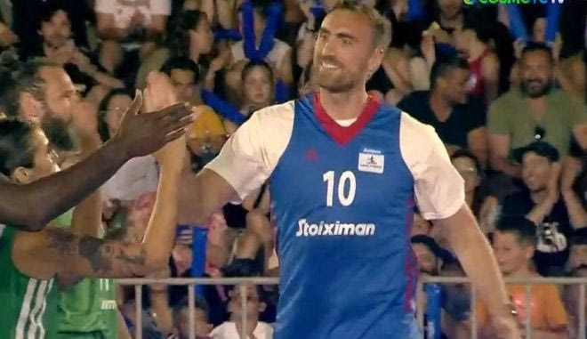 Χαμός κατά την είσοδο του Μιλουτίνοβ