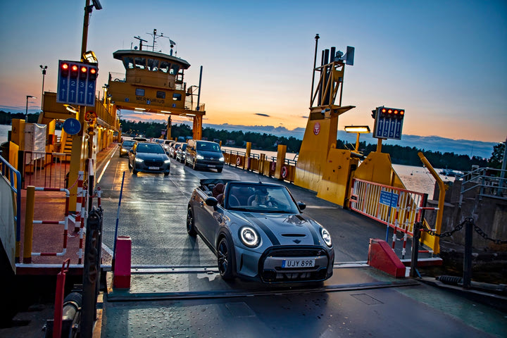 Oι μεγάλες Σουηδικές νύχτες μέσα από το Mini Cooper S Cabrio
