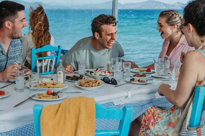 Όλα όσα σε κάνουν τον «ήλιο» της παρέας θα τα βρεις στη νέα καμπάνια του Ούζου Πλωμαρίου!