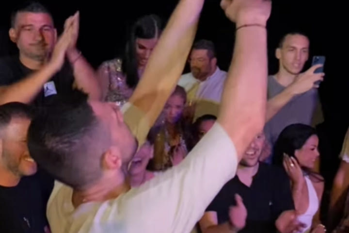 Ο Παπανικολάου χόρεψε τσιφτετέλι και ξεσήκωσε τη Σύρο