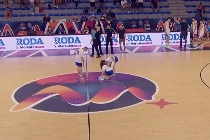 Ευρωπαϊκό U18: Προσωρινή διακοπή στο Ελλάδα – Ιταλία λόγω διαρροής νερού στο παρκέ