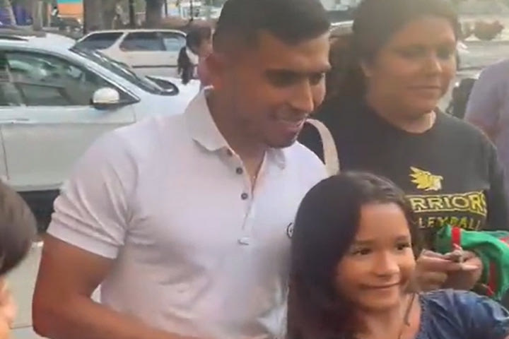 Τρέλα για Πινέδα στο Μεξικό: Υπέγραψε αυτόγραφο ακόμα και σε χαρτονόμισμα