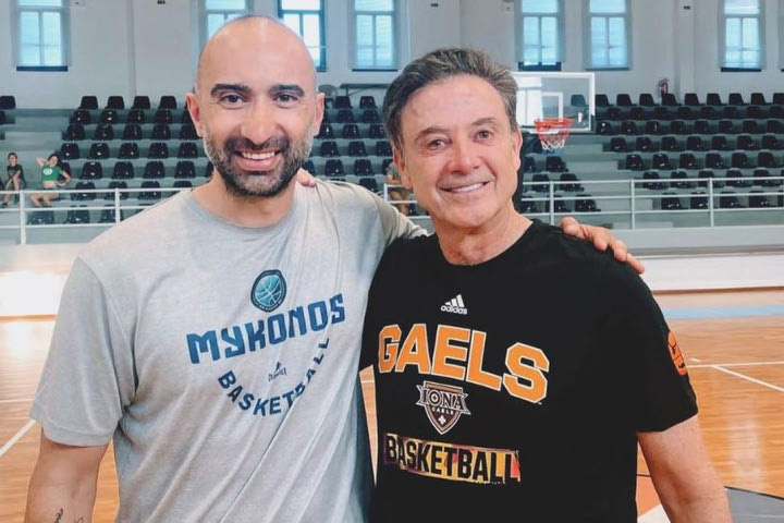 Ο Ρικ Πιτίνο βρίσκεται στη Μύκονο και επισκέφθηκε το γήπεδο του ΑΟΜ