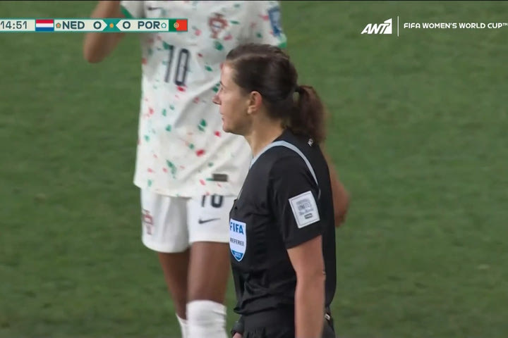 Ολλανδία – Πορτογαλία: Το γκολ των “Οράνιε” μέτρησε μέσω VAR με τη διαιτητή να ανακοινώνει την απόφαση της στον κόσμο