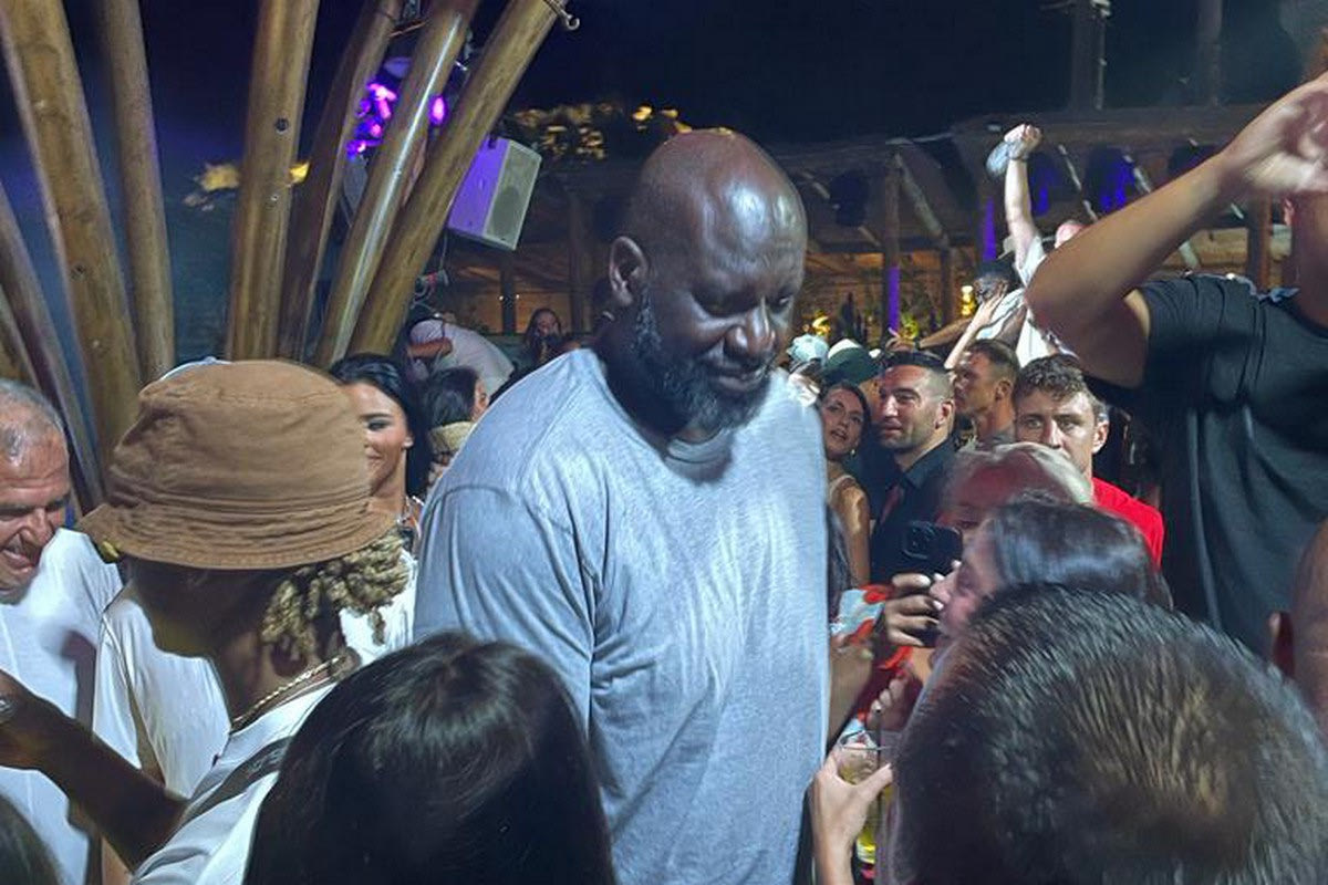 Ο Σακίλ Ο’Νιλ ξεφάντωσε με Black Coffee στη Μύκονο, μια μέρα πριν παίξει ο ίδιος μουσική