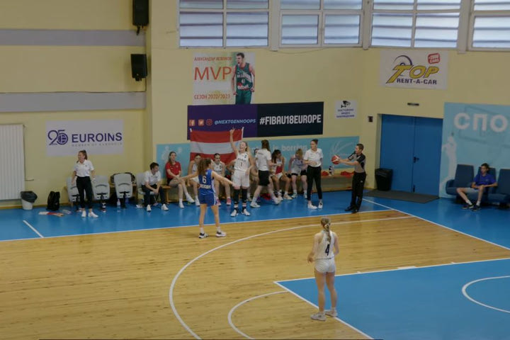 Αφίσες του Βεζένκοβ στο γήπεδο που αγωνίζεται η Εθνική Νεανίδων στη Βουλγαρία