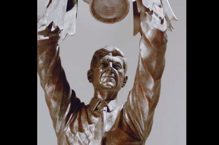 Η Άρσεναλ έκανε τα αποκαλυπτήρια του αγάλματος του Βενγκέρ έξω από το Έμιρεϊτς