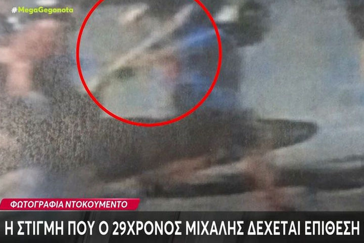 Νέα Φιλαδέλφεια: Η στιγμή που ο Μιχάλης Κατσούρης δέχεται επίθεση με ρόπαλο