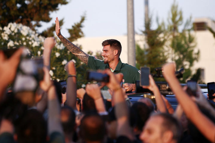 Ο Χουάντσο Ερνανγκόμεθ και οι εικόνες από την αποθεωτική υποδοχή του στην Ελλάδα