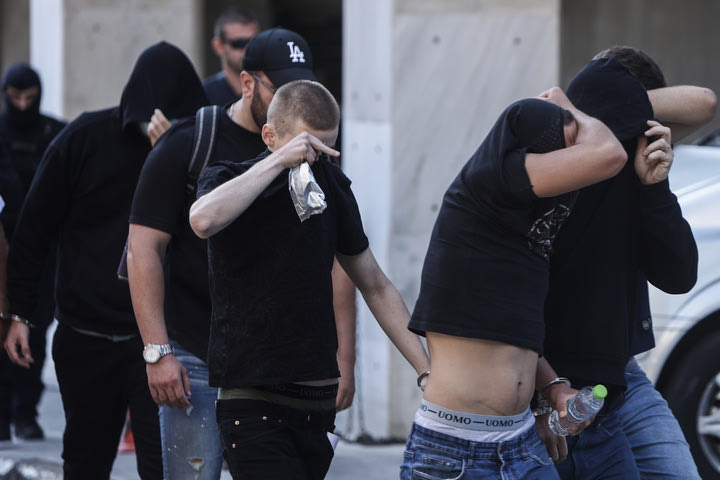 Επεισόδια στη Νέα Φιλαδέλφεια: Στην Ευελπίδων οι πρώτοι 30 συλληφθέντες, κάλεσμα οπαδών της ΑΕΚ στα δικαστήρια