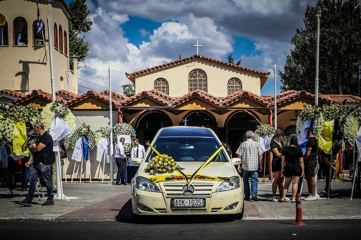 Θρήνος στο τελευταίο αντίο στον 29χρονο Μιχάλη Κατσούρη