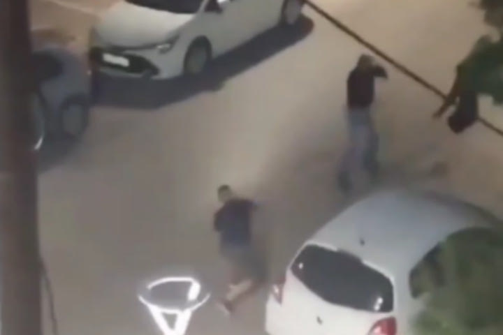 Νέο VIDEO από τα άγρια επεισόδια: Μάχες σώμα με σώμα, καδρόνια και άλλα αντικείμενα στο ξύλο στη Νέα Φιλάδελφεια