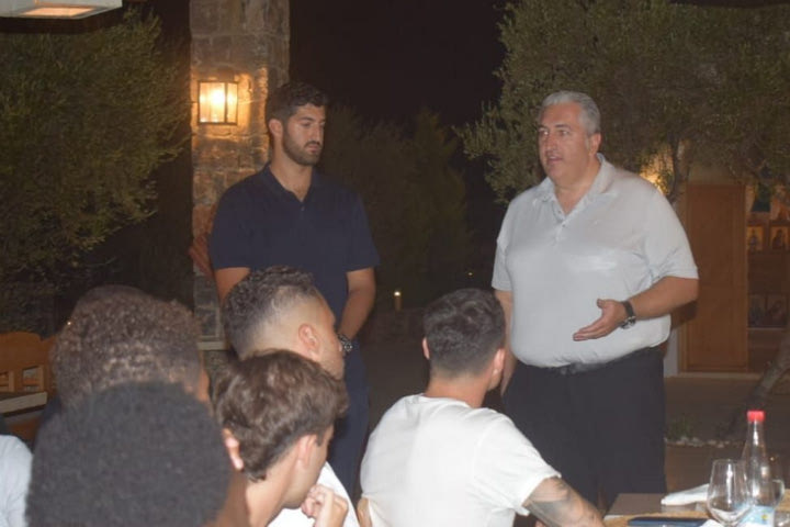 ΟΦΗ: Ο Μιχάλης Μπούσης έκανε το δείπνο στους παίκτες της ομάδας ενόψει της πρεμιέρας στο πρωτάθλημα