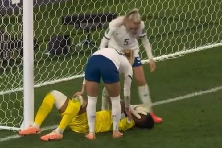 Παγκόσμιο Κύπελλο Γυναικών: Αγγλίδα παίκτρια παρηγορεί την Νιγηριανή τερματοφύλακα μετά τον αποκλεισμό της χώρας της