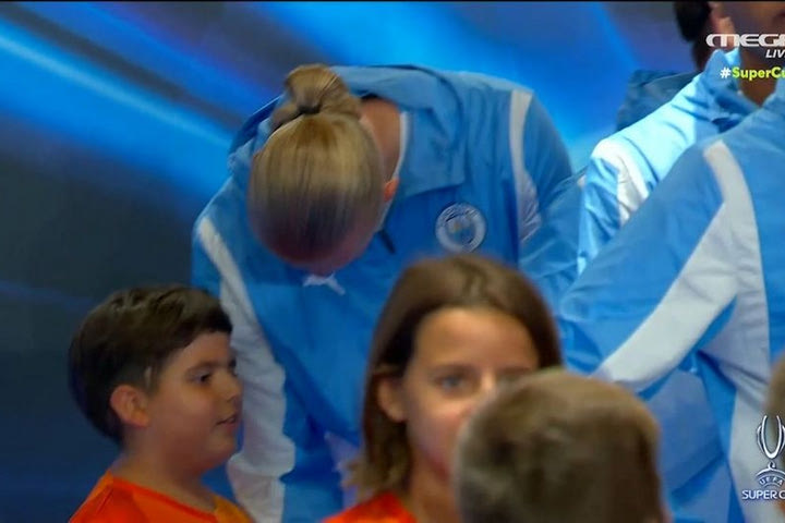 Μάντσεστερ Σίτι – Σεβίλλη: Ο μικρός Λέανδρος συνόδευσε τον Χάλαντ στο χορτάρι για το Super Cup Ευρώπης