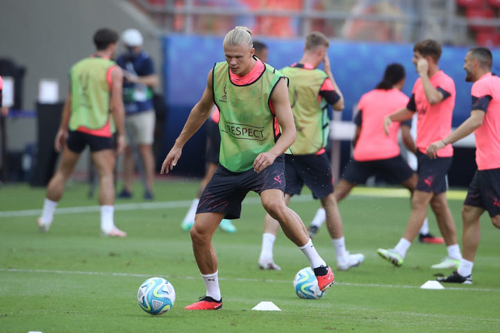 Μάντσεστερ Σίτι: Η τελευταία προπόνηση των “πολιτών” στο “Γ. Καραϊσκάκης” ενόψει του τελικού