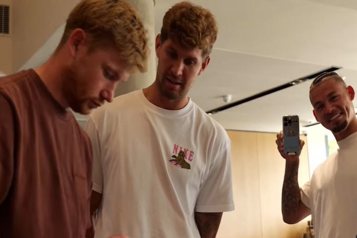 Ντε Μπρόινε: Γιόρτασε το τρεμπλ της Σίτι κάνοντας δώρο στους συμπαίκτες 26 ειδικά κατασκευασμένα iPhone