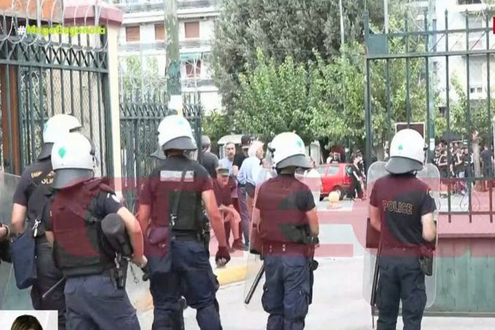Επεισόδια στη Νέα Φιλαδέλφεια: Ένταση μεταξύ αστυνομίας και οπαδών της ΑΕΚ στην Ευελπίδων