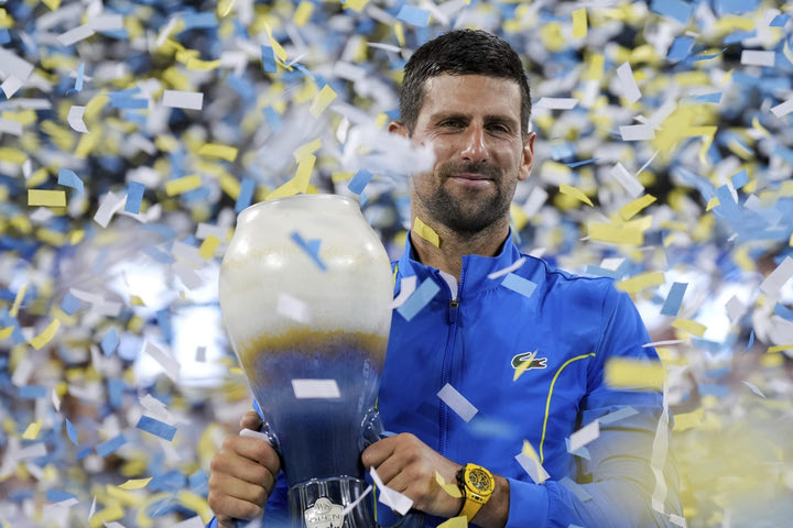 Αλκαράθ – Τζόκοβιτς 1-2: Ο Νόλε επέστρεψε στον θρόνο του Cincinnati Masters παίζοντας με θερμοπληξία σ’ έναν συγκλονιστικό τελικό