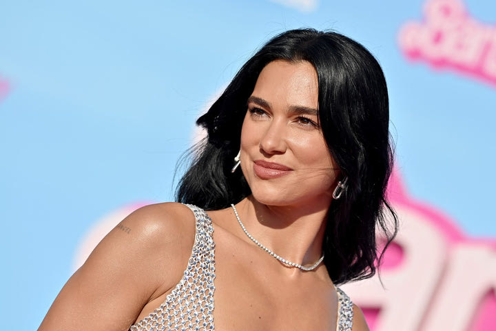 Η Dua Lipa με μικροσκοπικό Gucci σουτιέν στα γενέθλιά της. Λέμε «ναι» στα σουτιέν σαν τοπ