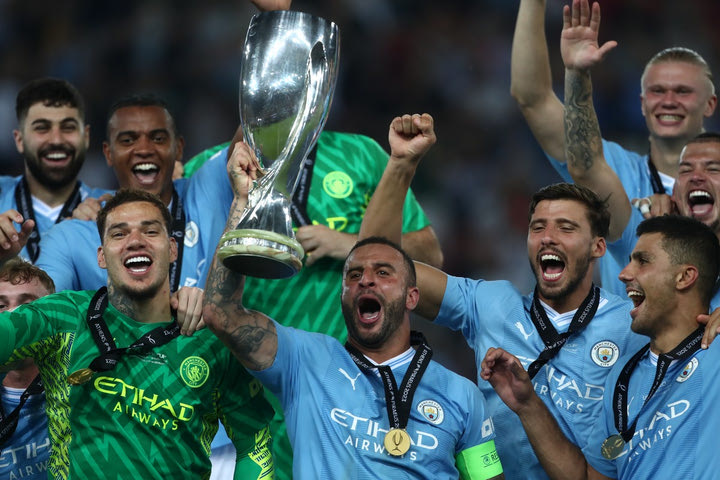 Η απονομή του τροπαίου του Super Cup στη Μάντσεστερ Σίτι