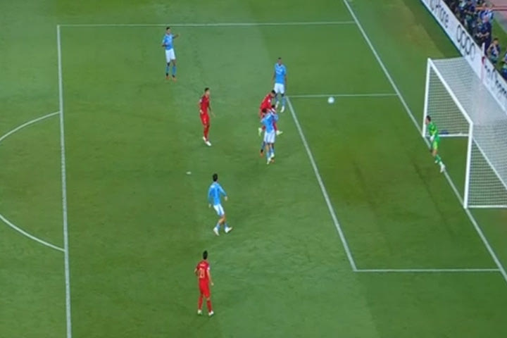 Μάντσεστερ Σίτι – Σεβίλλη: Ο Εν Νεσιρί πήρε παράμαζωμα τους Γκβάρντιολ και Άκε και εκτέλεσε από αέρος τον Έντερσον