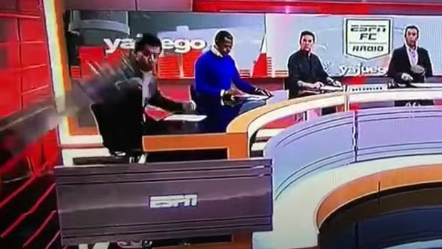Τρομακτικό ατύχημα: Οθόνη καταπλάκωσε δημοσιογράφο σε πάνελ εκπομπής στην Κολομβία