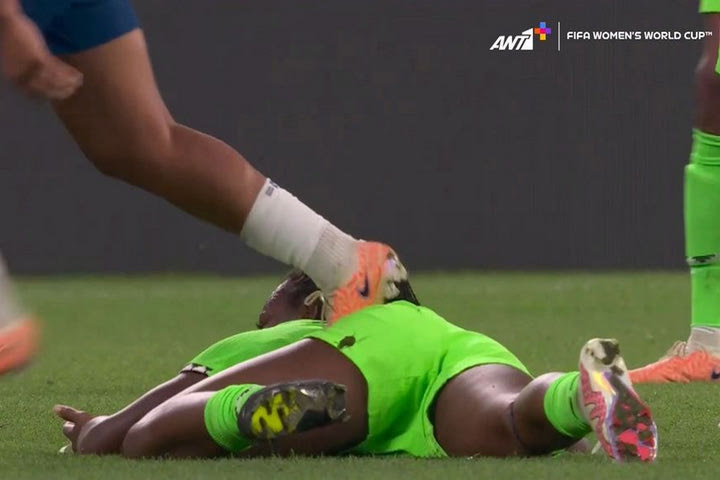 Παγκόσμιο Κύπελλο Γυναικών: Παίκτρια της Αγγλίας πάτησε στους γλουτούς αντίπαλης και αποβλήθηκε μέσω VAR