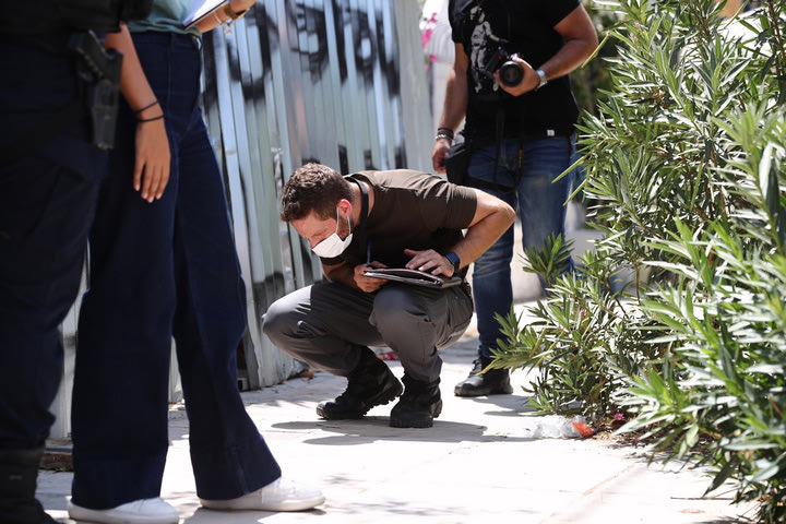 Επεισόδια στη Νέα Φιλαδέλφεια, καταγγελία φωτορεπόρτερ: “Έψαχναν για στοιχεία στη γέφυρα που πριν λίγη ώρα έπλεναν με πιεστικό”
